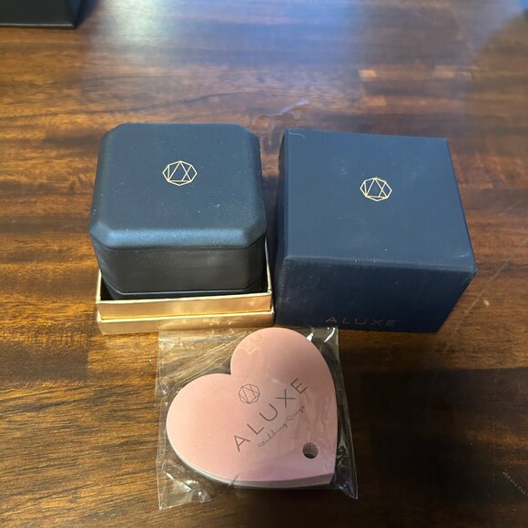 Brand New Aluxe 10k Gold and Diamond Honey Bee Necklace - Picture 3 of 5